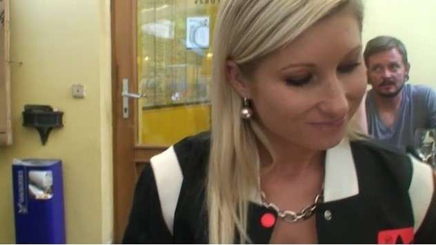 Babamın manitasına sikimi yalatırken peder içeriye girdi