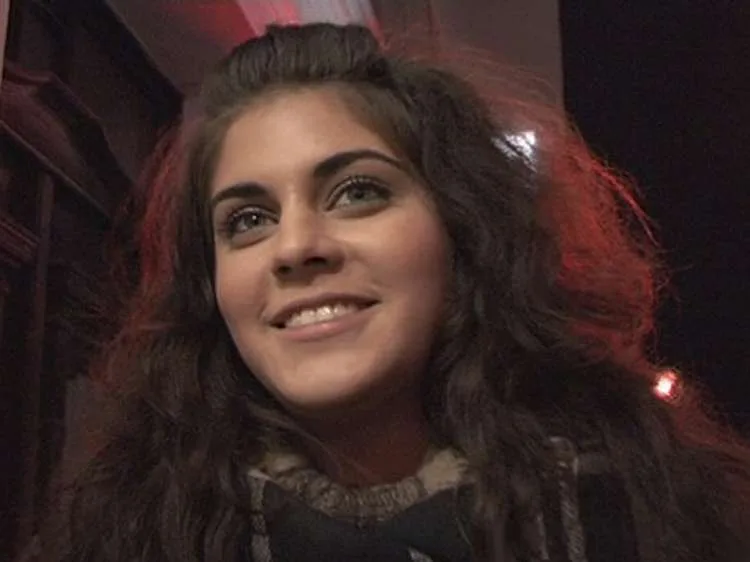 Babamın doğum gününde fotoğraf çekilirken ablama yasladım